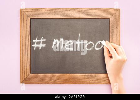 7/8-Ansicht von Frau schreiben Hashtag mich auch mit Kreide auf Tafel isoliert auf Rosa Stockfoto