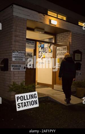 Kidderminster, Großbritannien. 12. Dezember, 2019. Der erste Wähler an einer örtlichen Wahllokal kommt früh, im Dunkeln, wie es öffnet ihre Stimmen in der heutigen allgemeinen Wahl registriert zu werden. Quelle: Lee Hudson/Alamy leben Nachrichten Stockfoto