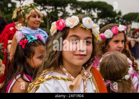 Historisch gekleideten Menschen, die Teil des jährlichen Festival Natale di Roma, Roms Stiftung Jubiläum Stockfoto