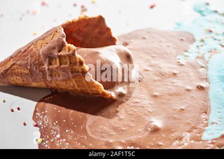 Nahaufnahme Blick auf leckere Schokolade Eis in der Waffel Kegel Stockfoto
