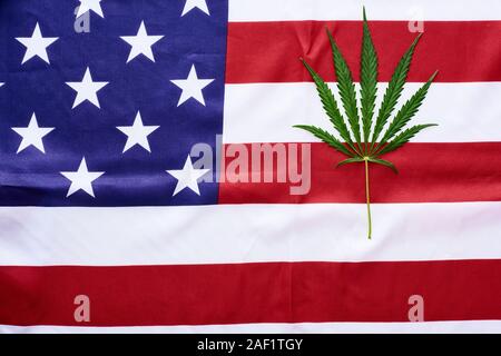 Blick von oben auf die Grüne cannabis Blatt auf amerikanische Flagge Hintergrund Stockfoto