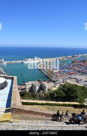 Blick auf den Hafen von Barcelona von der Stadtmauer von Castell de Montjuïc. Stockfoto