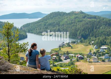 Mutter und Sohn betrachten Stockfoto