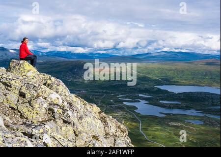 Weibliche Wanderer auf Anzeigen Stockfoto