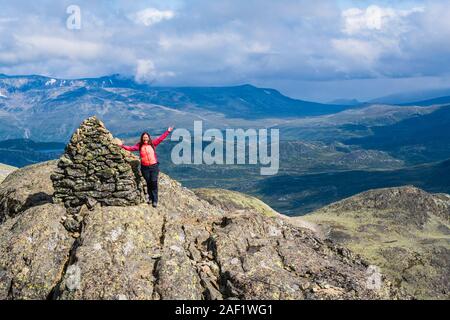 Frau an der Spitze des Berges Stockfoto
