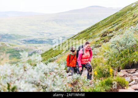 Mutter mit Sohn wandern Stockfoto