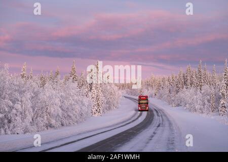 LKW auf Winterdienst Stockfoto