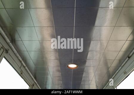 Lampe in einem Metall Decke eingelassen Stockfoto