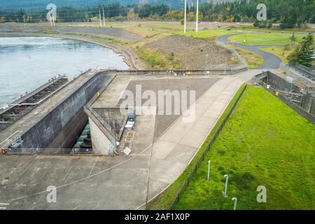 Ansicht von oben Einer der fischtreppen an der Bonneville Dam auf dem Columbia River in Washington, USA Stockfoto