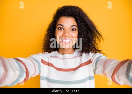 Hallo an alle Anhänger. Close up Portrait von attraktiven Schönheit mit freundlichen Erscheinungsbild hipster, selfie auf moderne Gerät Legere Outfit Stockfoto