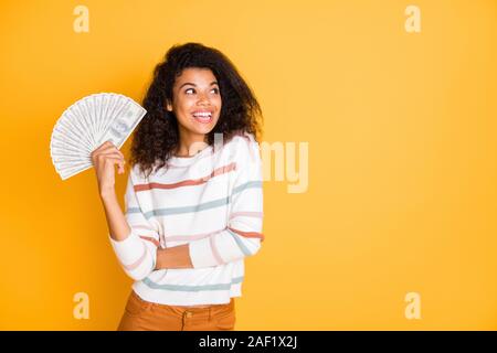 Portrait von ihr, daß sie schöne attraktive Heiter Heiter froh wellenförmig - behaartes Mädchen Holding in den Händen große Summe Geld Haushalt Freiberufler, die über helle isoliert Stockfoto