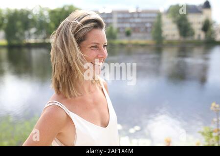 Lächelnde Frau wegschauen Stockfoto