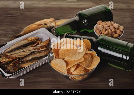 Bier in Flaschen mit Snack auf Holz- Hintergrund Stockfoto