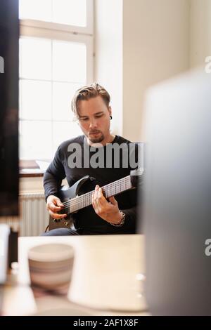 Man spielt e-Gitarre Stockfoto