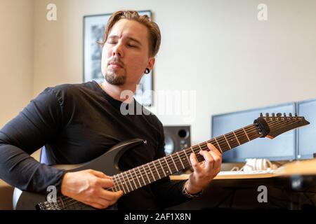Man spielt e-Gitarre Stockfoto