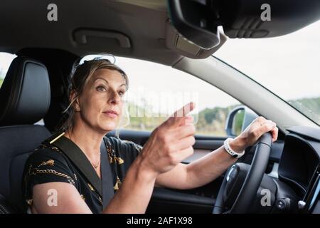 Frau Steuerwagen Stockfoto