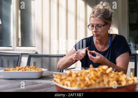 Frau Reinigung Pfifferlinge Pilze Stockfoto