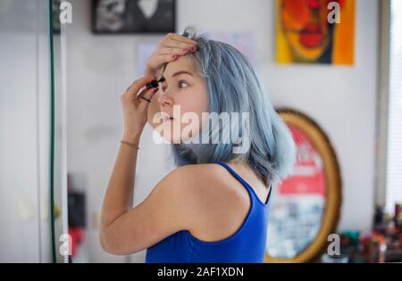 Junge Frau Make-up zu tun Stockfoto