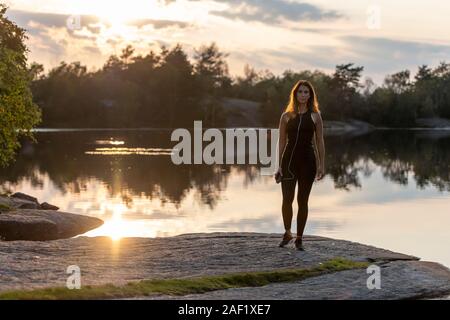 Frau, die an der See Stockfoto