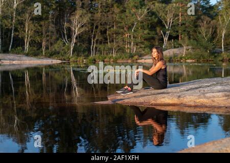 Frau, entspannend am See Stockfoto