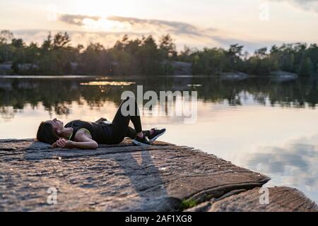 Frau, entspannend am See Stockfoto