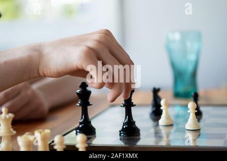 Hand, die Schachfigur Stockfoto