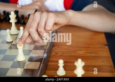 Hand, die Schachfigur Stockfoto