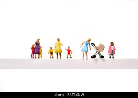 Minifigürchen Mütter und Kinder Konzept weißer Hintergrund Stockfoto