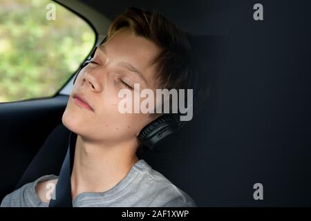 Junge im Auto schlafen Stockfoto