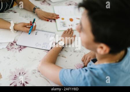 Kinder Hausaufgaben Stockfoto