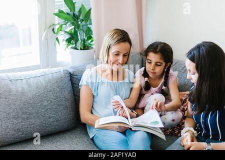Familie auf sofa Stockfoto