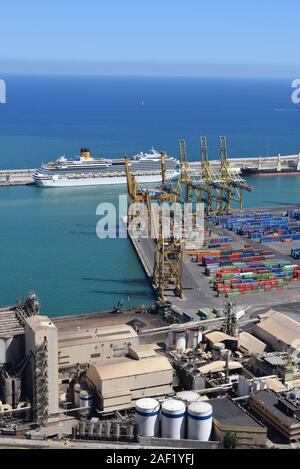 Blick auf das Mittelmeer und den Hafen von Barcelona vom Castell de Montjuic. Stockfoto