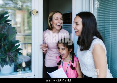Mutter mit Töchtern lachen Stockfoto