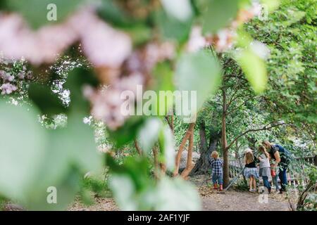 Lehrer mit Kindern außerhalb Stockfoto