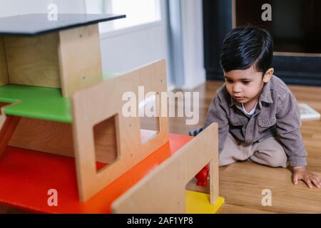 Junge spielt in der Vorschule Stockfoto