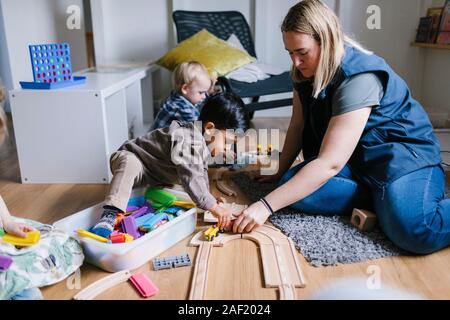 Lehrer mit Kindern im Kindergarten Stockfoto