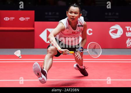 Tai Tzu - Ying aus China Taiwan konkurriert gegen Nozomi Okuhara von Japan während der gruppenphase für Frauen single von HSBC BWF World Tour Finals, Guangzhou City, die südchinesische Provinz Guangdong, 11. Dezember 2019. Nozomi Okuhara von Japan besiegt Tai Tzu - Ying aus China Taiwan mit 2-1. Stockfoto