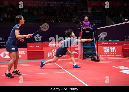 Japanische professionelle Badminton Spieler Yuki Fukushima und Sayaka Hirota konkurrieren gegen indonesische professionelle Badminton Spieler Graysia Polii und Apriyani rahayu an der Gruppenphase der Frauen verdoppelt bei HSBC BWF World Tour Finals, Stadt Guangzhou, Provinz Guangdong, China vom 11. Dezember 2019. Japanische professionelle Badminton Spieler Yuki Fukushima und Sayaka Hirota besiegt indonesische professionelle Badminton Spieler Graysia Polii und Apriyani Rahayu mit 2-1. Stockfoto