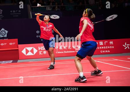 Indonesische professionelle Badminton Spieler Graysia Polii und Apriyani Rahayu konkurrieren gegen Japanische professionelle Badminton Spieler Yuki Fukushima und Sayaka hirota an der Gruppenphase der Frauen verdoppelt bei HSBC BWF World Tour Finals, Stadt Guangzhou, Provinz Guangdong, China vom 11. Dezember 2019. Japanische professionelle Badminton Spieler Yuki Fukushima und Sayaka Hirota besiegt indonesische professionelle Badminton Spieler Graysia Polii und Apriyani Rahayu mit 2-1. Stockfoto