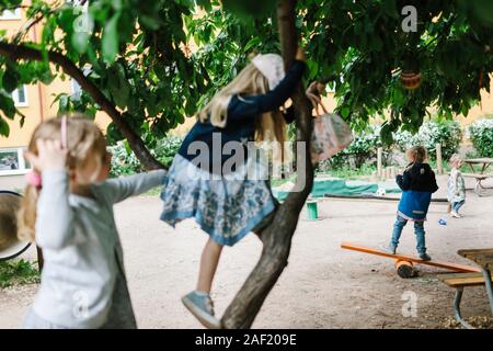 Kinder auf Spielplatz Stockfoto