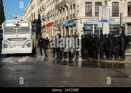 Dezember 10, 2019, Lyon, Auvergne-Rh ône-Alpes, France-Demonstration gegen die Rentenreform - Streiks zwischen der Polizei und Schwarzen Blöcken Demonstranten Stockfoto