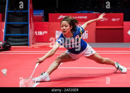 Nozomi Okuhara von Japan konkurriert gegen Tai Tzu - Ying aus China Taiwan während der gruppenphase für Frauen single von HSBC BWF World Tour Finals, Guangzhou City, die südchinesische Provinz Guangdong, 11. Dezember 2019. Nozomi Okuhara von Japan besiegt Tai Tzu - Ying aus China Taiwan mit 2-1. Stockfoto