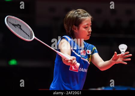 Nozomi Okuhara von Japan konkurriert gegen Tai Tzu - Ying aus China Taiwan während der gruppenphase für Frauen single von HSBC BWF World Tour Finals, Guangzhou City, die südchinesische Provinz Guangdong, 11. Dezember 2019. Nozomi Okuhara von Japan besiegt Tai Tzu - Ying aus China Taiwan mit 2-1. Stockfoto