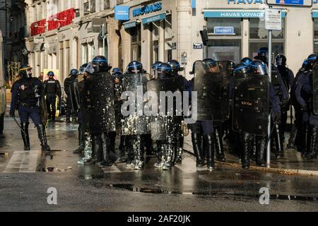 Dezember 10, 2019, Lyon, Auvergne-Rh ône-Alpes, France-Demonstration gegen die Rentenreform - Streiks zwischen der Polizei und Schwarzen Blöcken Demonstranten Stockfoto