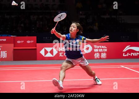 Nozomi Okuhara von Japan konkurriert gegen Tai Tzu - Ying aus China Taiwan während der gruppenphase für Frauen single von HSBC BWF World Tour Finals, Guangzhou City, die südchinesische Provinz Guangdong, 11. Dezember 2019. Nozomi Okuhara von Japan besiegt Tai Tzu - Ying aus China Taiwan mit 2-1. Stockfoto