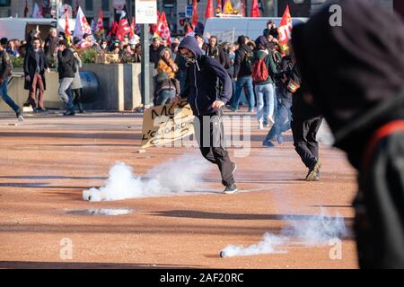 Dezember 10, 2019, Lyon, Auvergne-Rh ône-Alpes, France-Demonstration gegen die Rentenreform - Streiks zwischen der Polizei und Schwarzen Blöcken Demonstranten Stockfoto