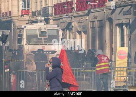 Dezember 10, 2019, Lyon, Auvergne-Rh ône-Alpes, France-Demonstration gegen die Rentenreform - Streiks zwischen der Polizei und Schwarzen Blöcken Demonstranten Stockfoto