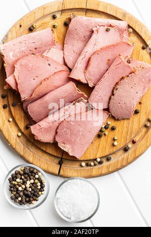 Roastbeef in Scheiben geschnitten. Lecker frisches Fleisch. Ansicht von oben. Stockfoto