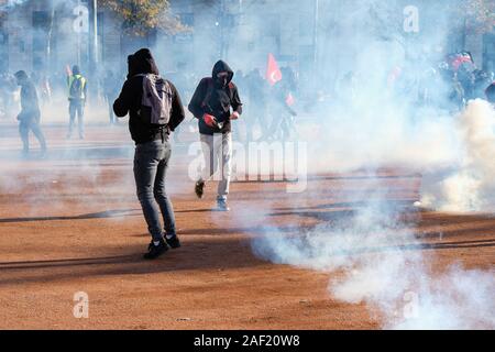 Dezember 10, 2019, Lyon, Auvergne-Rh ône-Alpes, France-Demonstration gegen die Rentenreform - Streiks zwischen der Polizei und Schwarzen Blöcken Demonstranten Stockfoto