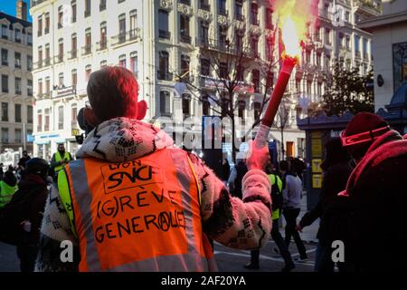 Dezember 10, 2019, Lyon, Auvergne-Rh ône-Alpes, France-Demonstration gegen die Rentenreform demonstriert railroader mit einer Rauchmeldeanlage Stockfoto